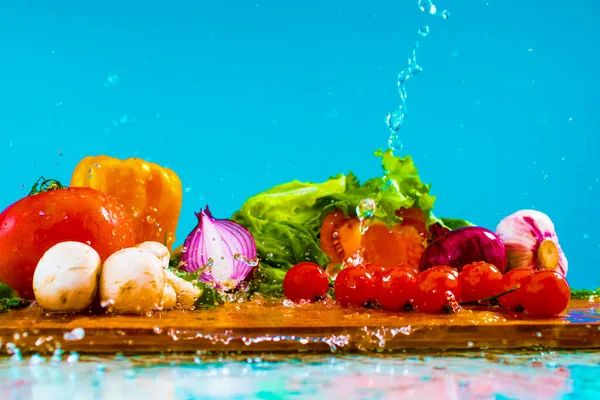 Suda yüzen bir insan.