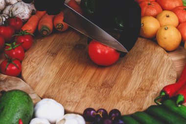 Tahta kesme tahtasının üstünde oturan bir elma.