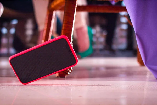 Akıllı telefon yerde, çamurun içinde yatıyor.