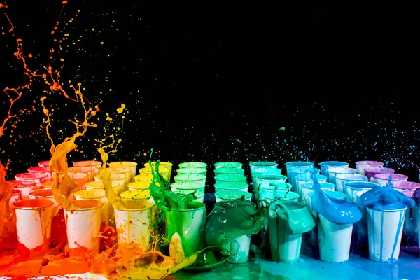 Masada bir grup bardak.