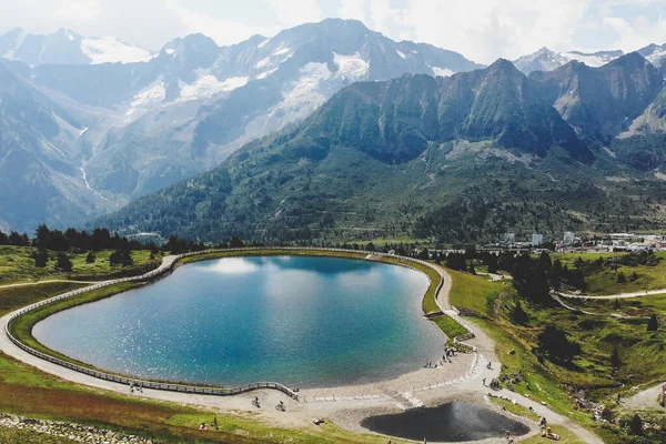 Arka planda dağ olan bir su kütlesi görüntüsü