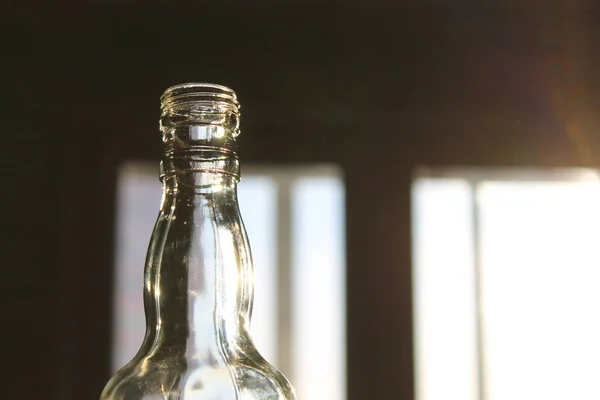 Bir şişe ve bir bardak şarap.