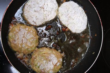 Yemek dolu bir tava.