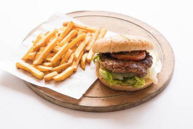 Tabakta sandviç ve patates kızartması.