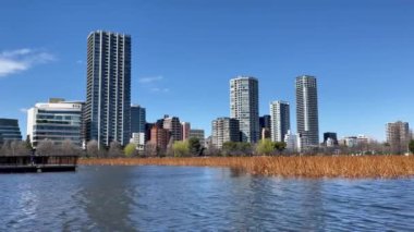 Arkasında bir şehir olan büyük bir su kütlesi.