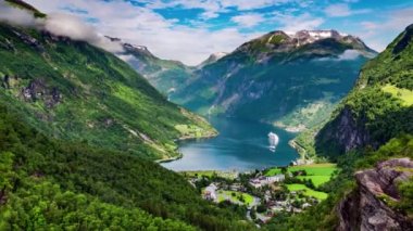 Arkaplanda Geirangerfjord olan kayalık bir dağ manzarası