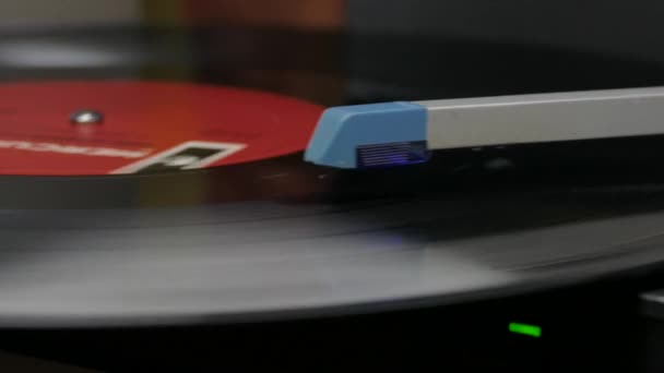 Old record plays in the patio — Stock Video