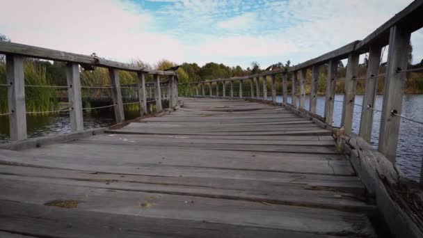 Мост, ведущий к зданию — стоковое видео