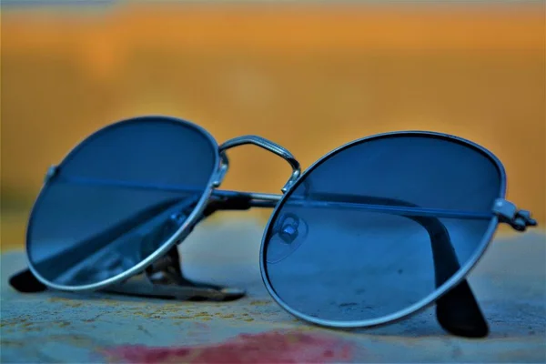 Um close-up de um par de óculos de sol em uma mesa — Fotografia de Stock