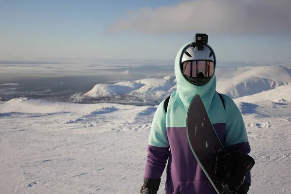 눈덮인 산비탈 위에서 있는 사람 — 스톡 사진