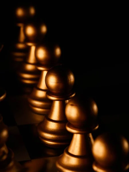 Piezas de ajedrez en un negocio de ajedrez, pensamiento, concepto de estrategia —  Fotos de Stock