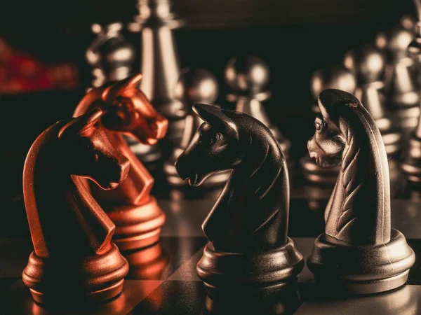 Sakkfigurák egy sakktáblás üzletben, gondolkodás, stratégia koncepció — Stock Fotó
