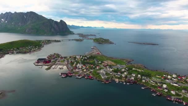 An island in the middle of a body of water — Stock Video