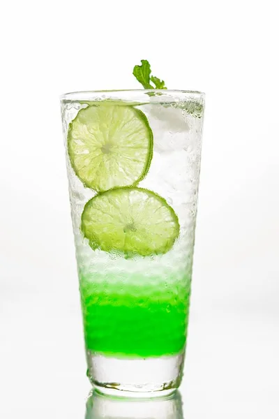 Erfrischender Sommercocktail mit Limette im Glas — Stockfoto