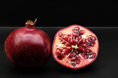 Siyah arka planda yakın plan el bombası