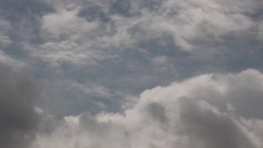 Gökyüzündeki bulutların yakın çekimi