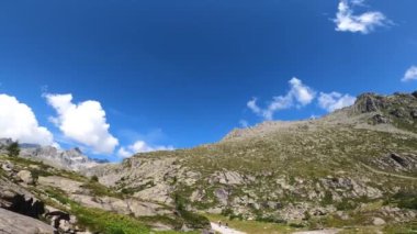 Bir dağın önünde duran biri.