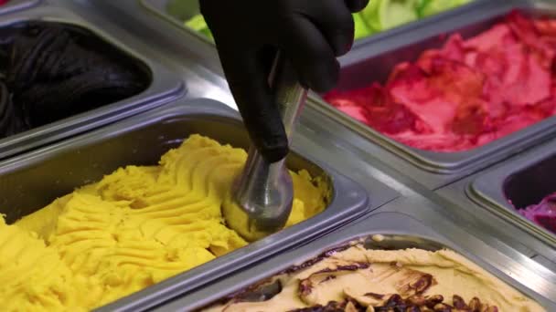 Mão sobrepõe sorvete — Vídeo de Stock