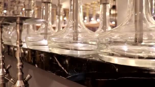 탁자 위에 서 있는 후카 흐 들 이고리에 싸인 채서 있다 — 비디오