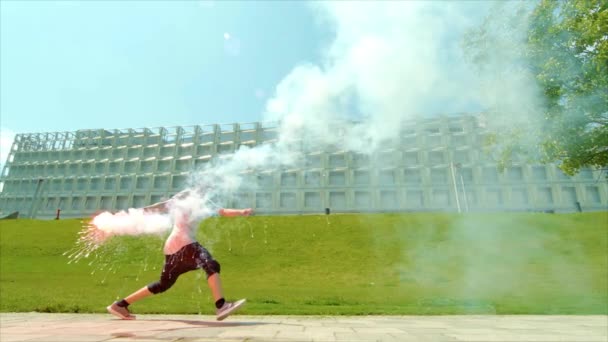 Un hombre saltando sobre un fuego — Vídeo de stock