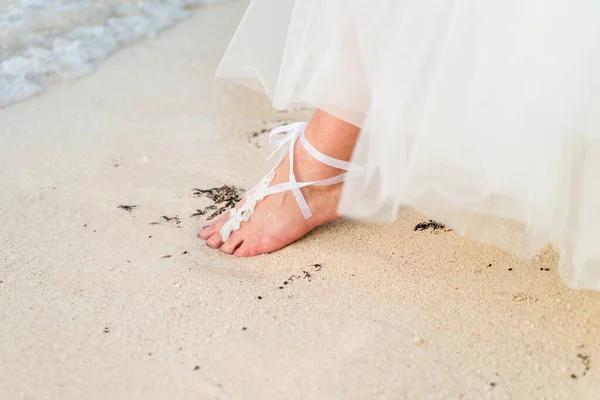 Uma pessoa de pé na areia — Fotografia de Stock