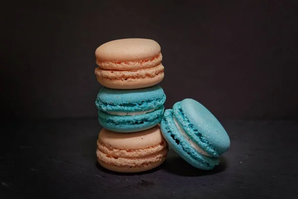 Un gâteau assis sur une table — Photo