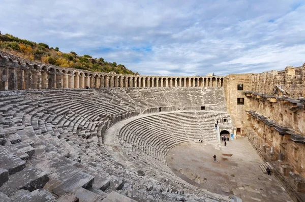 Duży kamienny budynek. Turcja wycieczka pakiet podróży Efez przygoda — Zdjęcie stockowe