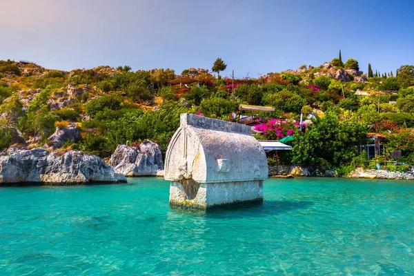 Ein Pool neben einem Gewässer. Türkei Reise Pauschalreise Ephesus Abenteuer — Stockfoto