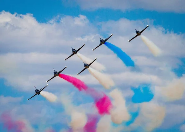 空中を高く飛ぶ大きな飛行機 — ストック写真