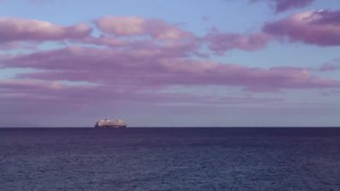 Büyük bir su kütlesi.