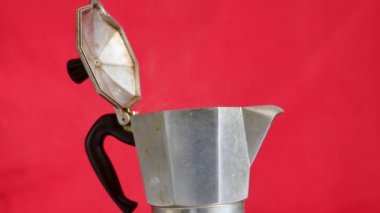 Kırmızı arka planda kahve makinesi.