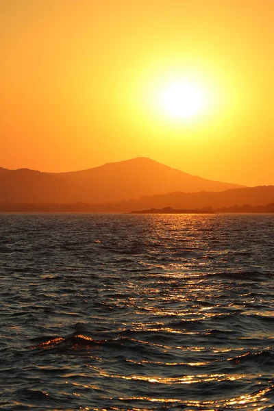 Puesta Sol Sobre Mar Con Vistas Una Isla Fondo — Foto de Stock