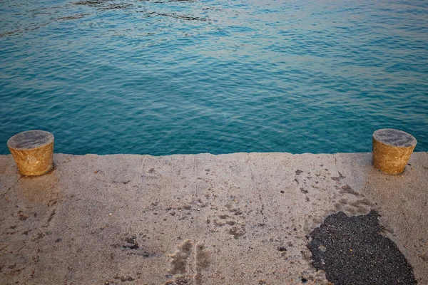 ターコイズブルーの海とコンクリートの桟橋の高い角度のビュー — ストック写真