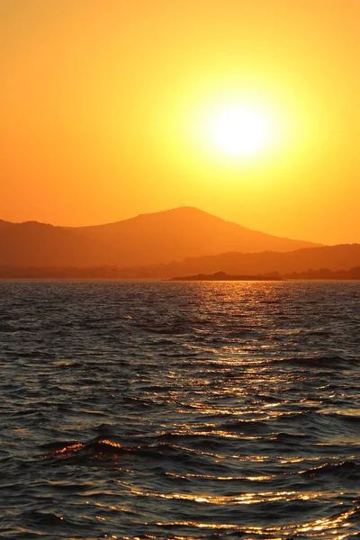 Vista Sobre Una Puesta Sol Naranja Sobre Mar Adriático Con — Foto de Stock