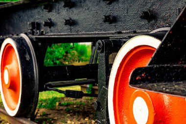 Eski bir araba şasesinin yakın görüntüsü.