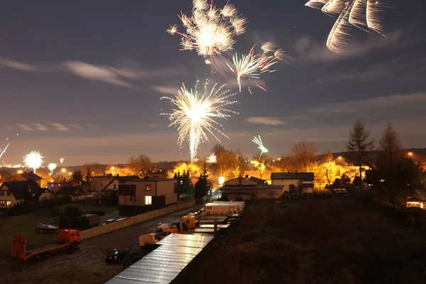 Yeni yılda bir şehrin üzerinde patlayan havai fişek manzarası
