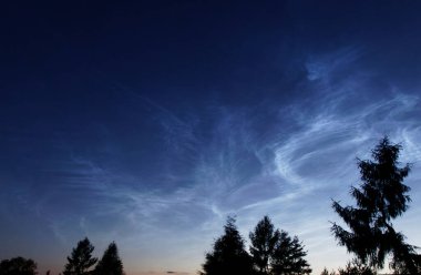 Akşam masmavi gökyüzünde gece parlayan bulutların görüntüsü