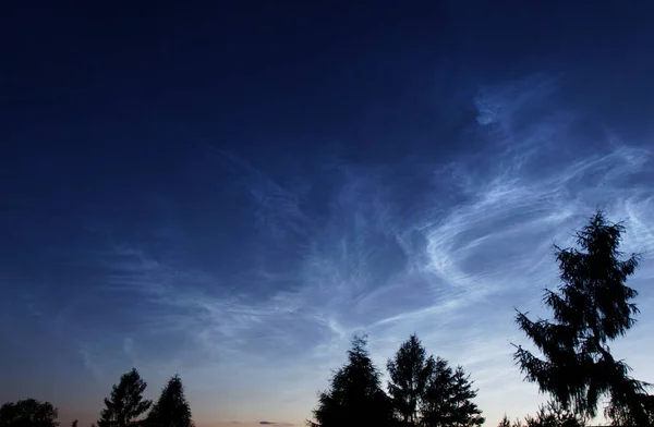 Akşam Masmavi Gökyüzünde Gece Parlayan Bulutların Görüntüsü — Stok fotoğraf