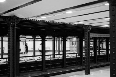 Budapeşte 'deki M1 metrosunun eski bir istasyonunun siyah beyaz manzarası