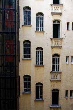 Budapeşte 'deki eski bir apartmanın birden fazla penceresi olan ön cephe manzarası