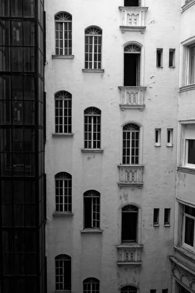 Czarno Biały Widok Frontową Fasadę Wieloma Oknami Starej Kamienicy Budapeszcie — Zdjęcie stockowe
