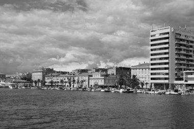 Eski Zadar kasabasının deniz manzarası ve dramatik gökyüzü.