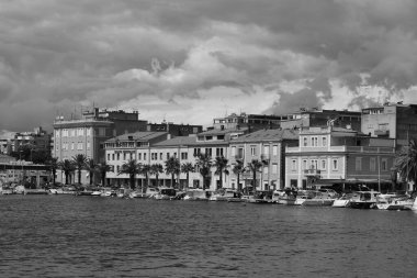 Eski Zadar kasabasının deniz manzarası ve dramatik gökyüzü.