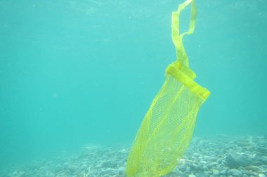 Suyun altındaki sarı çanta görüntüsü