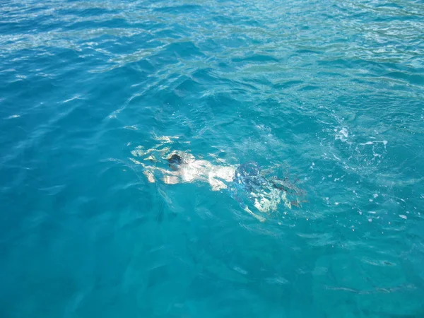 Hochwinkelaufnahme Einer Person Die Unter Wasser Türkisfarbenem Wasser Schwimmt — Stockfoto