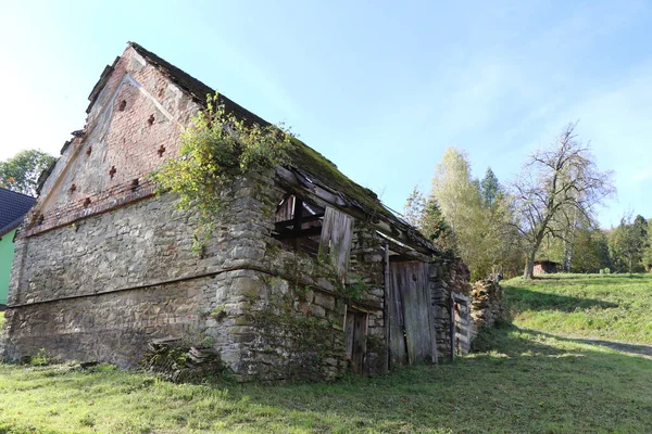 Vista Uma Ruína Antigo Edifício Pedra Rural Verão — Fotografia de Stock