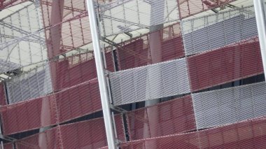 Varşova Polonya 'daki ulusal stadyumun beyaz kırmızı cephesinin görüntüsü