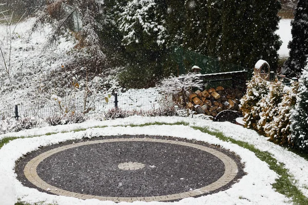 View Snow Covered Lawn Winter Circle Woodshed — Stock Photo, Image