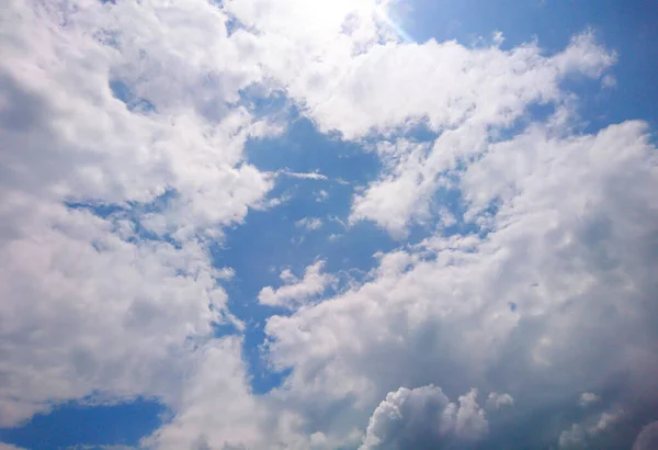 Céu Azul Com Nuvens Brancas — Fotografia de Stock