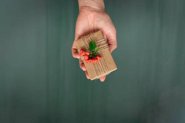 Persona Sosteniendo Caja Regalo Cubierta Con Papel Artesanal Para Navidad —  Fotos de Stock